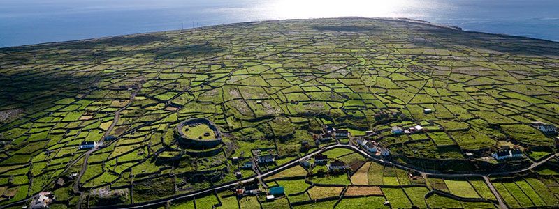 https://mdw-travel-data-us-east-1.s3.amazonaws.com/img/country/Ireland/Meain-Caife/img_03.jpg