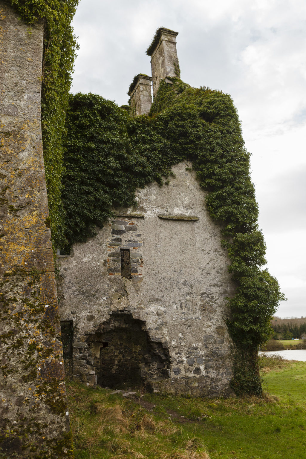 https://mdw-travel-data-us-east-1.s3.amazonaws.com/img/country/Ireland/Menlo-Castle/img_01.jpg