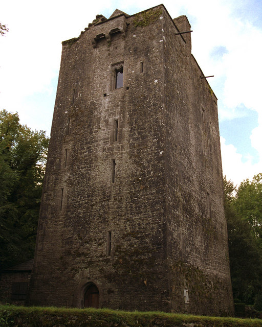 https://mdw-travel-data-us-east-1.s3.amazonaws.com/img/country/Ireland/Mooghaun-Hill-Fort/img_02.jpg