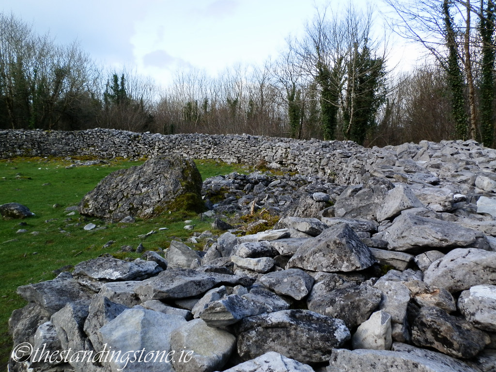 https://mdw-travel-data-us-east-1.s3.amazonaws.com/img/country/Ireland/Mooghaun-Hill-Fort/img_03.jpg