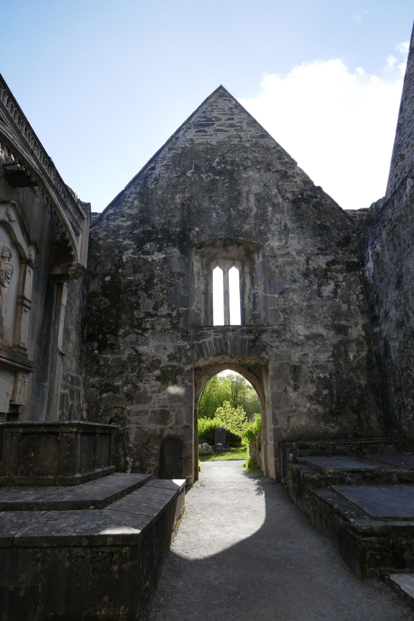 https://mdw-travel-data-us-east-1.s3.amazonaws.com/img/country/Ireland/Muckross-Abbey/img_01.jpg