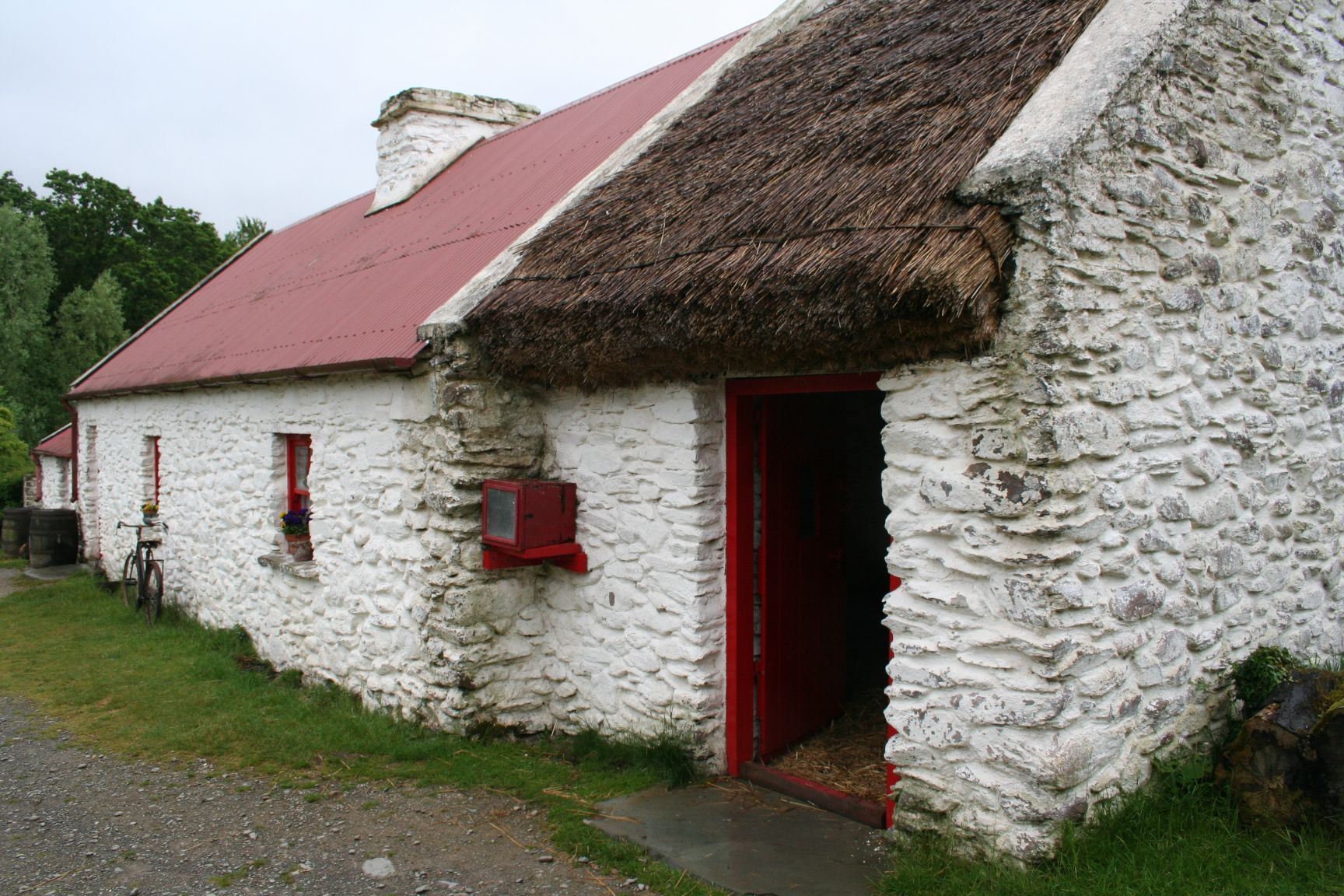 https://mdw-travel-data-us-east-1.s3.amazonaws.com/img/country/Ireland/Muckross-Traditional-Farms/img_03.jpg