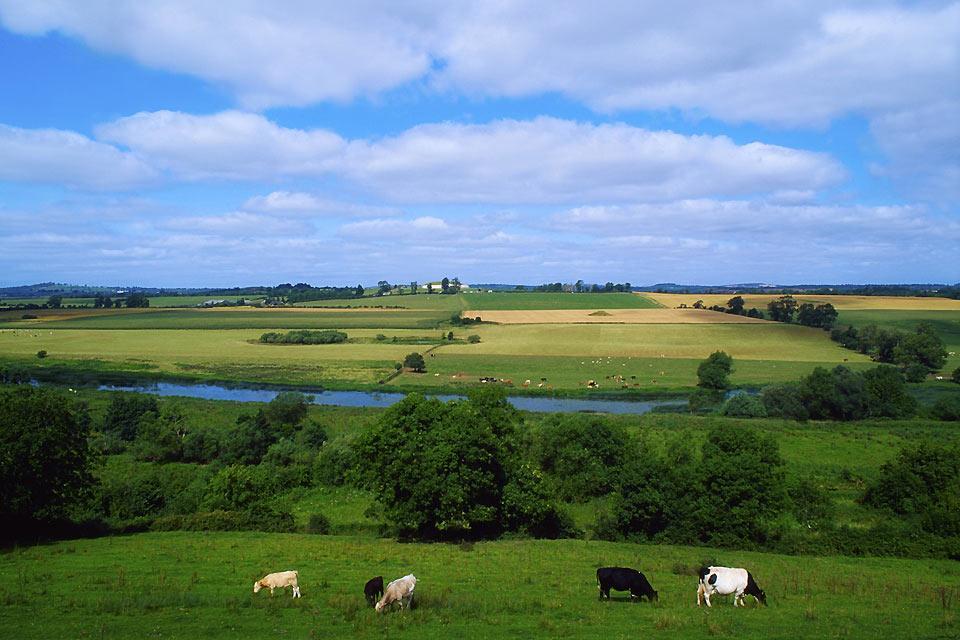 https://mdw-travel-data-us-east-1.s3.amazonaws.com/img/country/Ireland/Newgrange/img_02.jpg