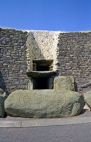 https://mdw-travel-data-us-east-1.s3.amazonaws.com/img/country/Ireland/Newgrange/img_04.jpg