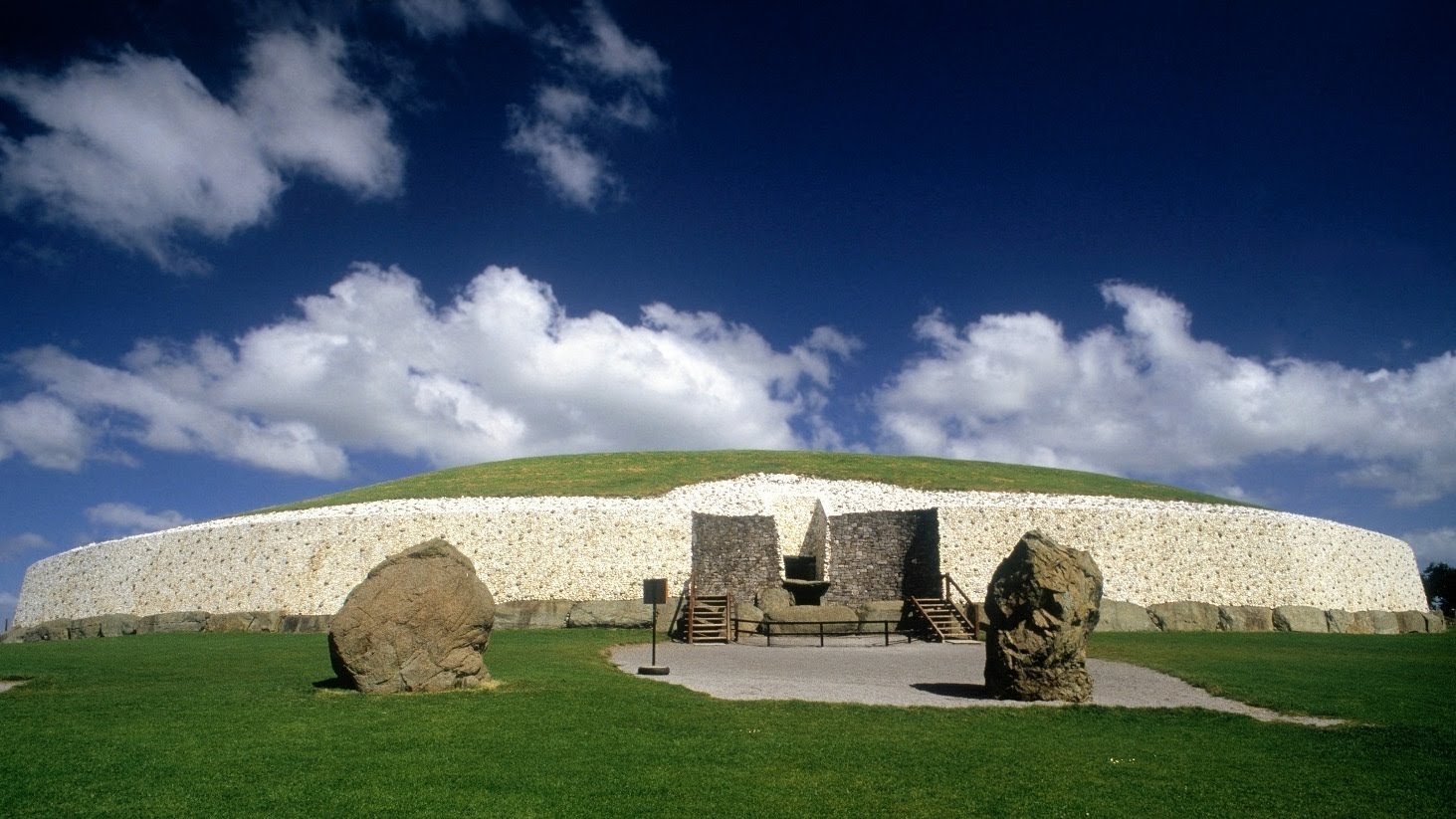 https://mdw-travel-data-us-east-1.s3.amazonaws.com/img/country/Ireland/Newgrange/img_05.jpg