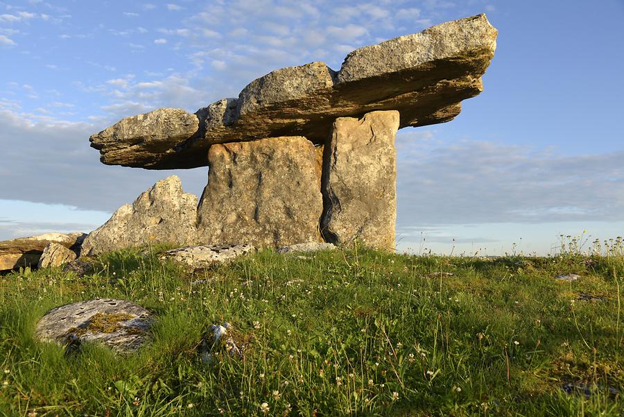 https://mdw-travel-data-us-east-1.s3.amazonaws.com/img/country/Ireland/Poulnabrone-Dolmen/img_02.jpg