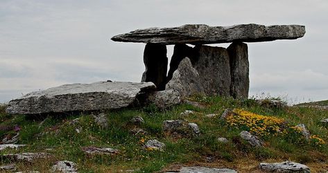 https://mdw-travel-data-us-east-1.s3.amazonaws.com/img/country/Ireland/Poulnabrone-Dolmen/img_03.jpg