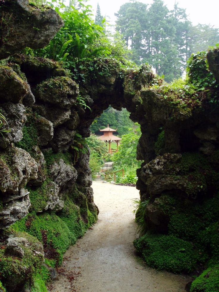 https://mdw-travel-data-us-east-1.s3.amazonaws.com/img/country/Ireland/Powerscourt-Gardens/img_04.jpg