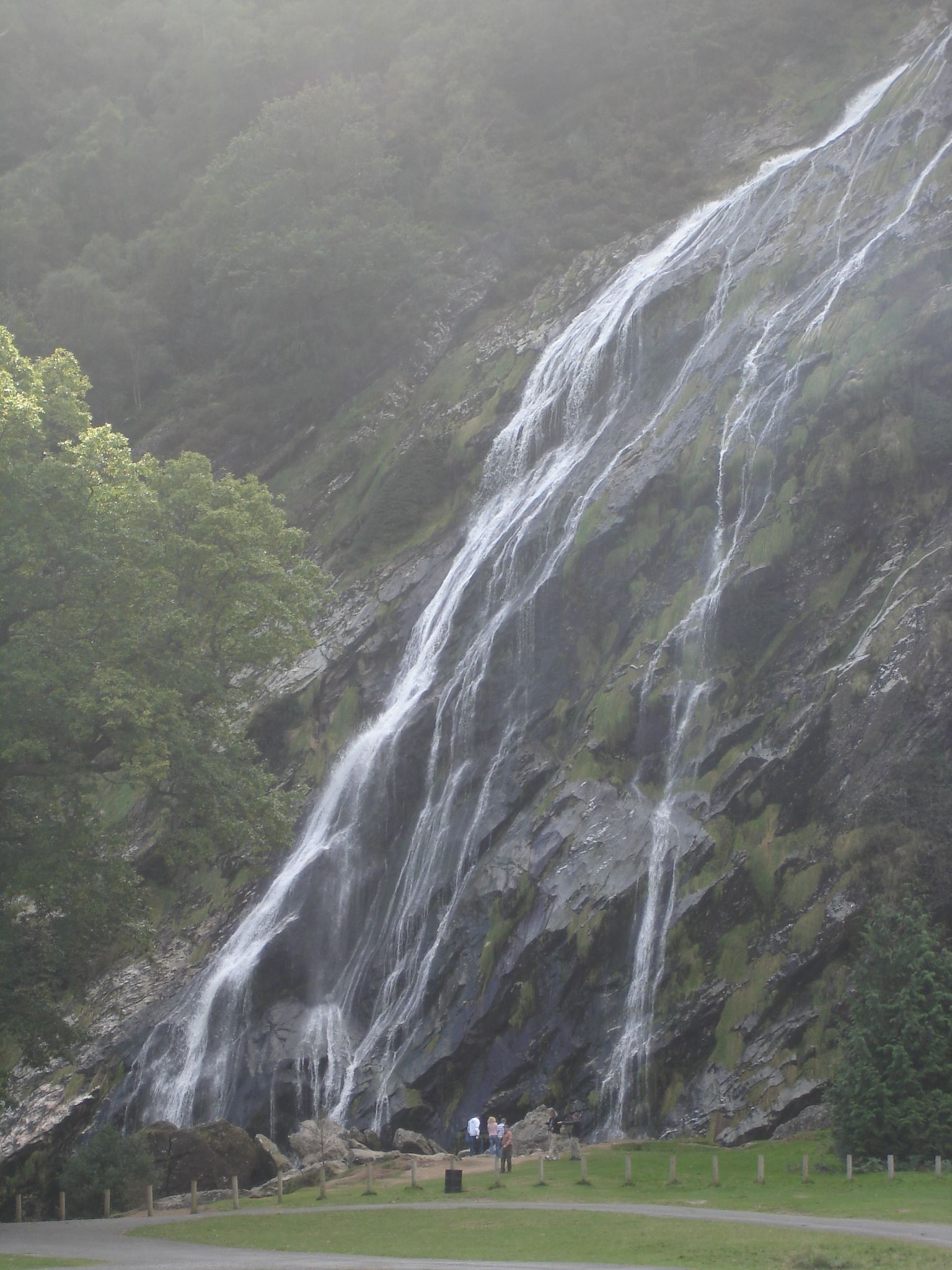 https://mdw-travel-data-us-east-1.s3.amazonaws.com/img/country/Ireland/Powerscourt-Waterfall/img_01.jpg