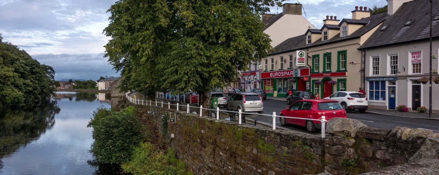 https://mdw-travel-data-us-east-1.s3.amazonaws.com/img/country/Ireland/Ramelton-House/img_02.jpg
