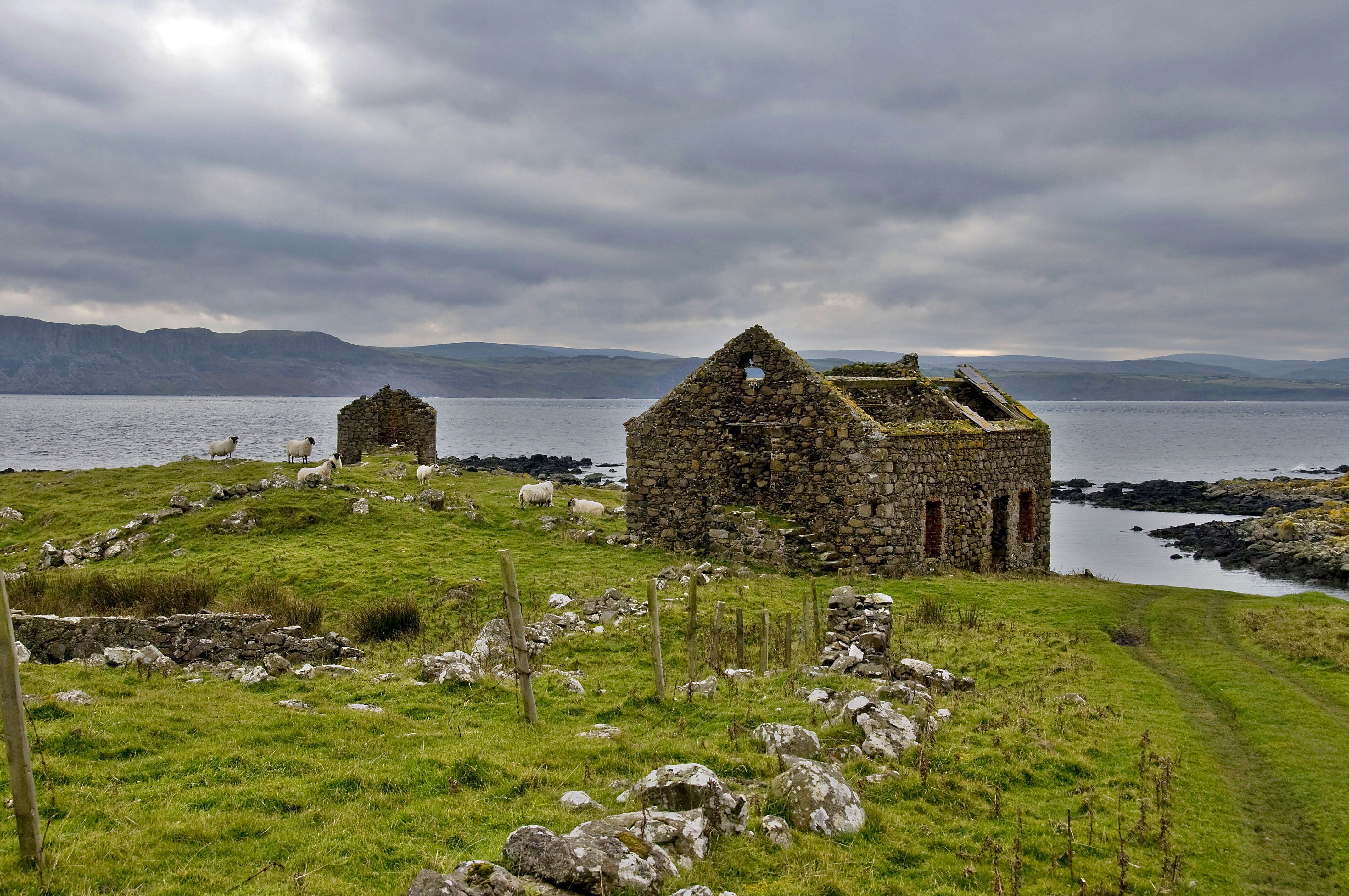 https://mdw-travel-data-us-east-1.s3.amazonaws.com/img/country/Ireland/Rathlin-Island/img_03.jpg