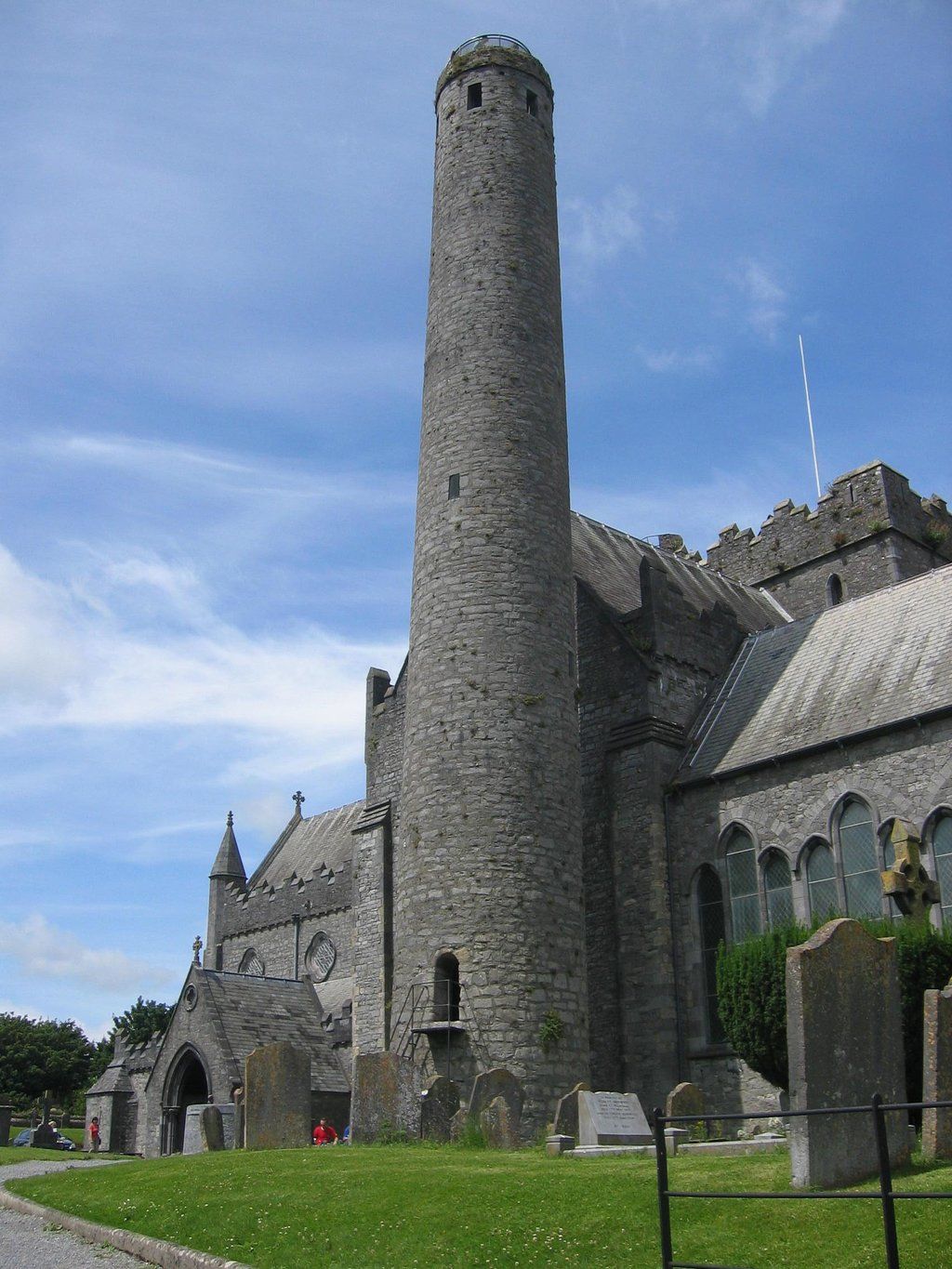 https://mdw-travel-data-us-east-1.s3.amazonaws.com/img/country/Ireland/St-Canices-Cathedral-and-Round-Tower/img_01.jpg