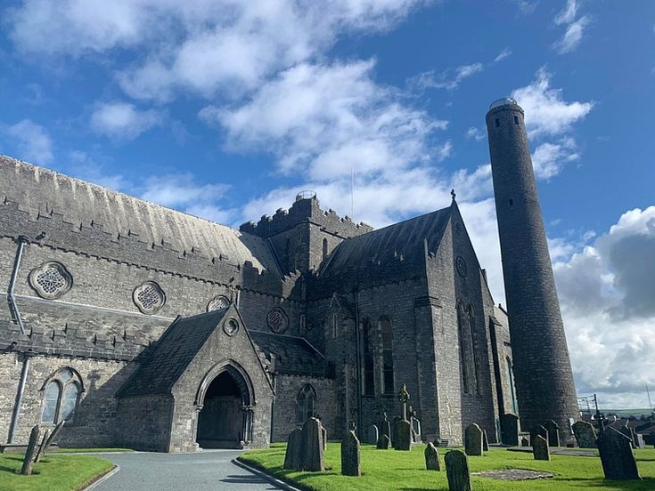 https://mdw-travel-data-us-east-1.s3.amazonaws.com/img/country/Ireland/St-Canices-Cathedral-and-Round-Tower/img_02.jpg