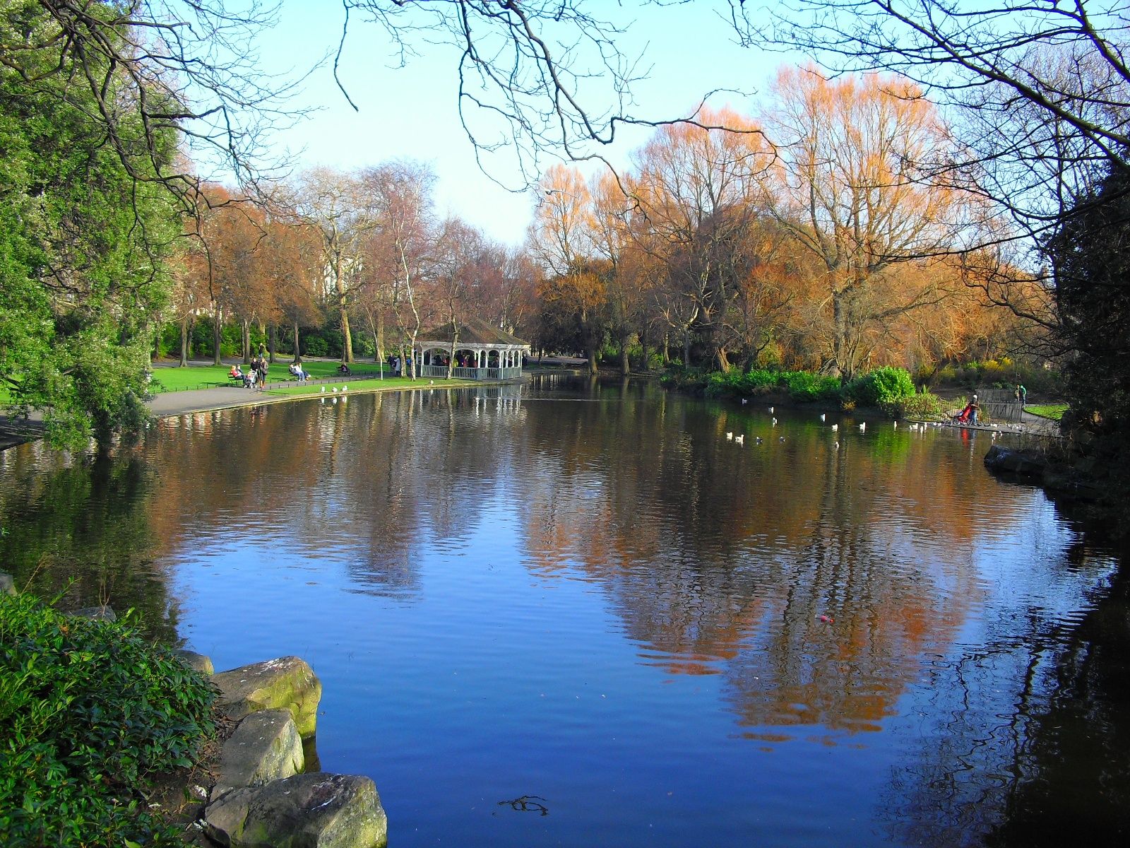 https://mdw-travel-data-us-east-1.s3.amazonaws.com/img/country/Ireland/St-Stephens-Green/img_01.jpg