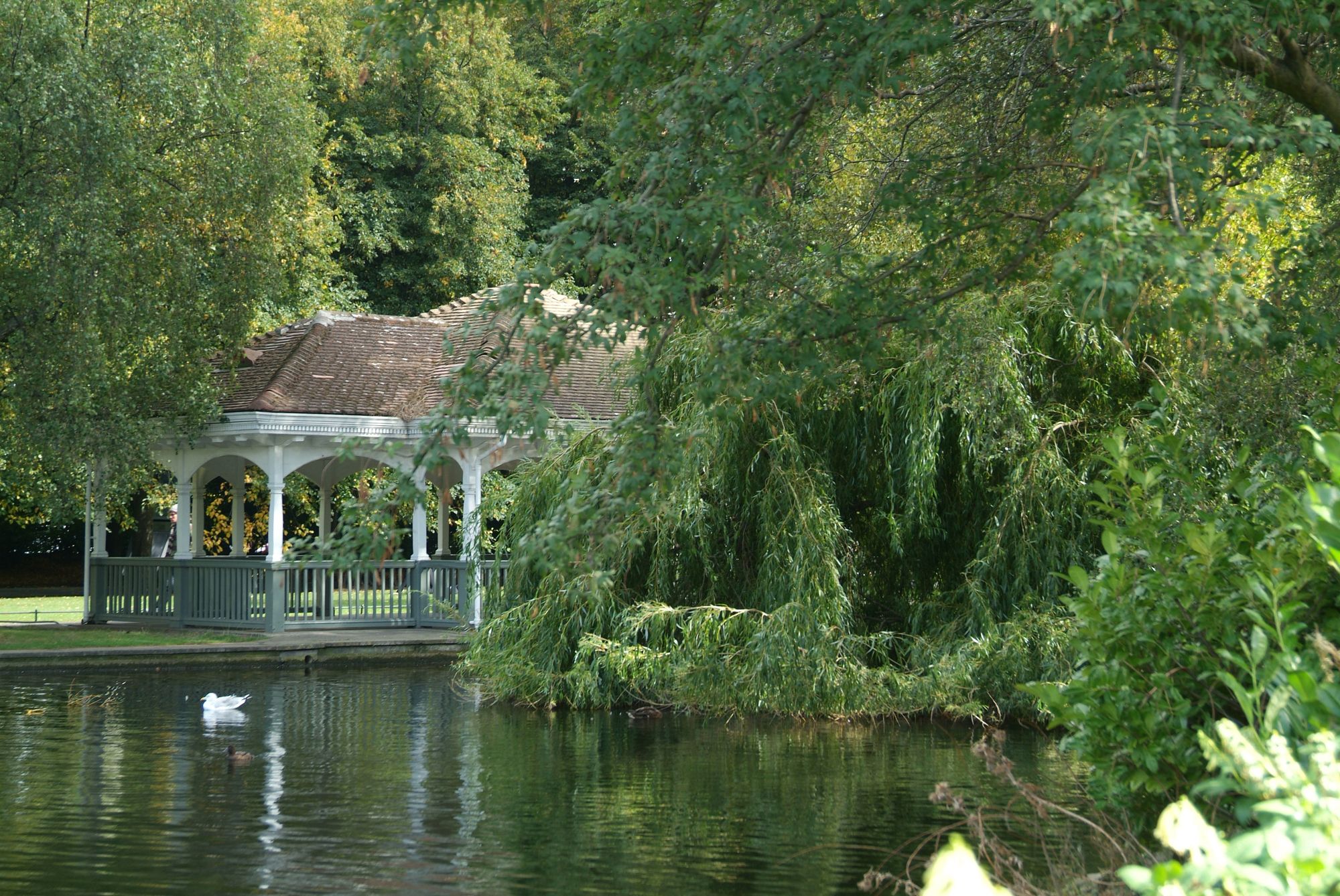 https://mdw-travel-data-us-east-1.s3.amazonaws.com/img/country/Ireland/St-Stephens-Green/img_02.jpg