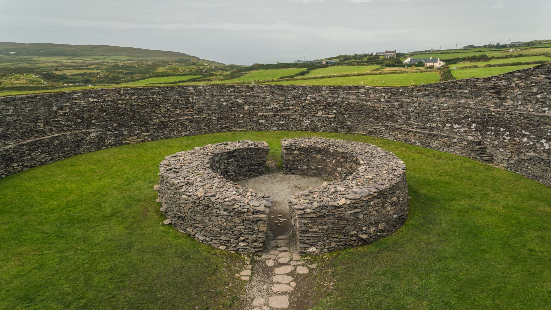 https://mdw-travel-data-us-east-1.s3.amazonaws.com/img/country/Ireland/Staigue-Stone-Fort/img_01.jpg