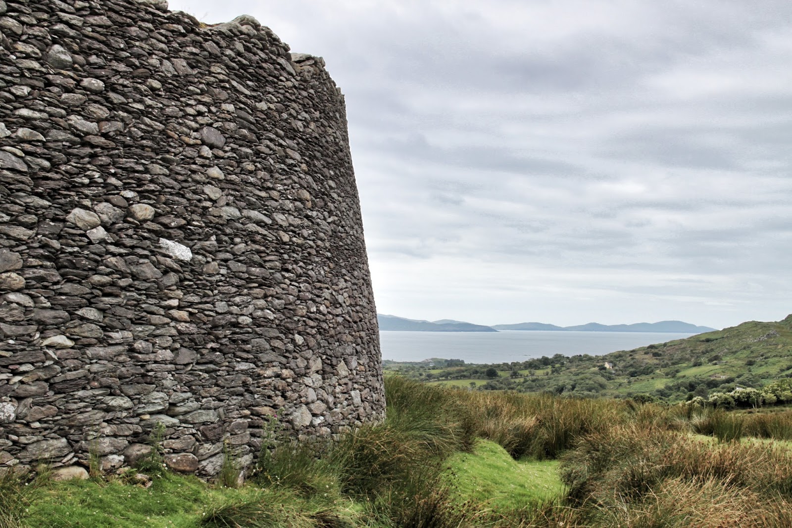 https://mdw-travel-data-us-east-1.s3.amazonaws.com/img/country/Ireland/Staigue-Stone-Fort/img_02.jpg