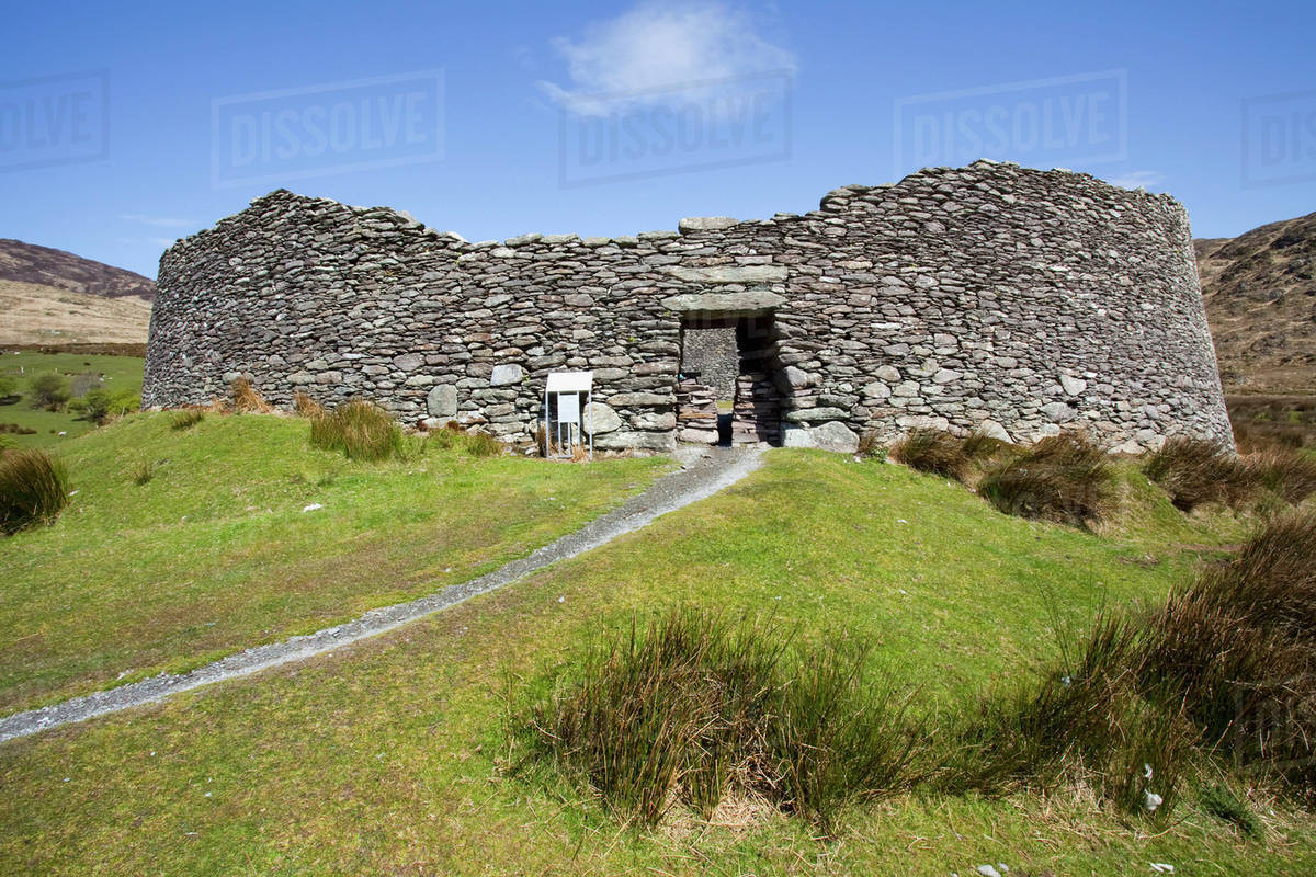 https://mdw-travel-data-us-east-1.s3.amazonaws.com/img/country/Ireland/Staigue-Stone-Fort/img_03.jpg