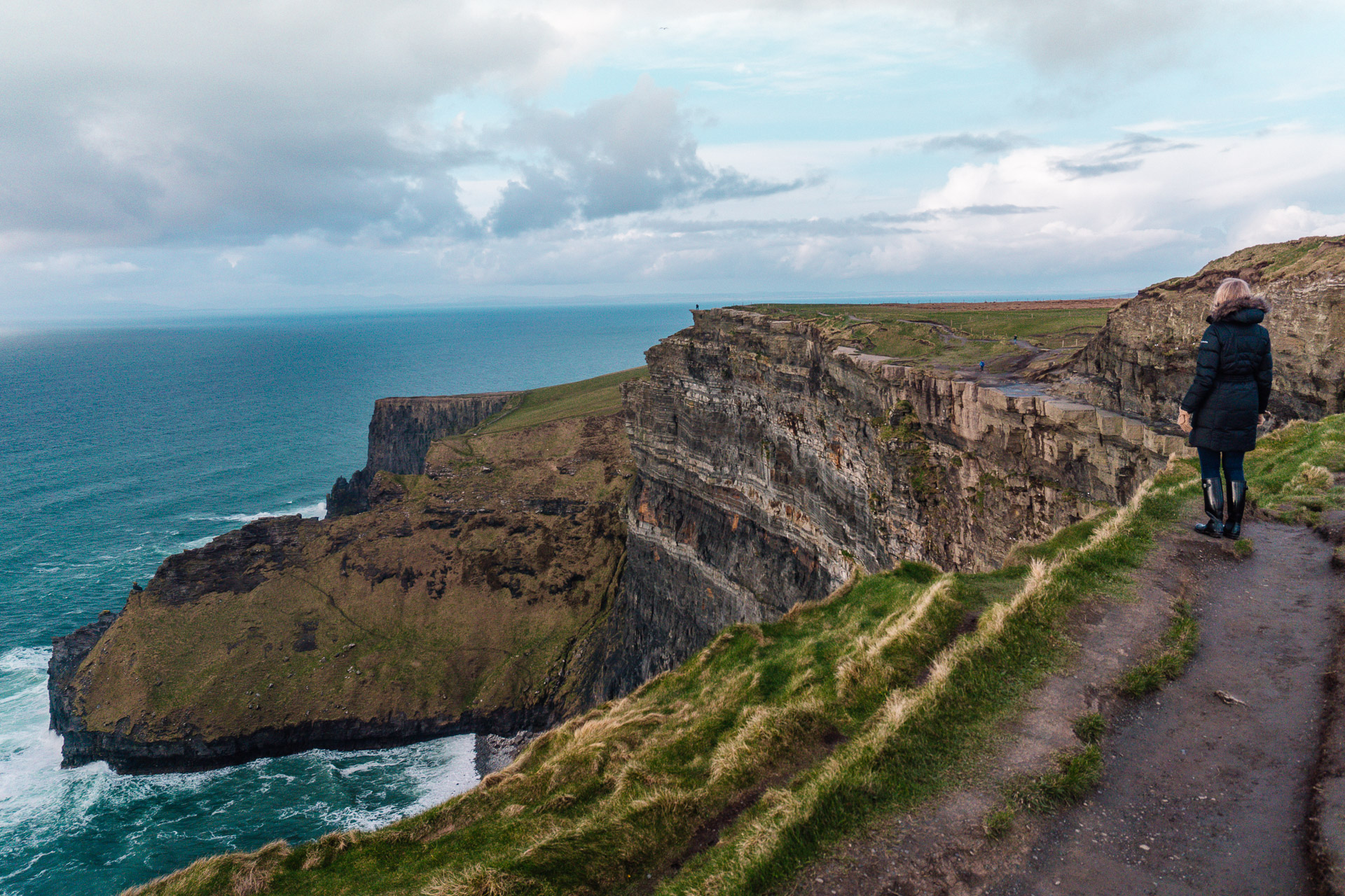 https://mdw-travel-data-us-east-1.s3.amazonaws.com/img/country/Ireland/The-Cliffs-of-Moher-Coastal-Walk/img_02.jpg