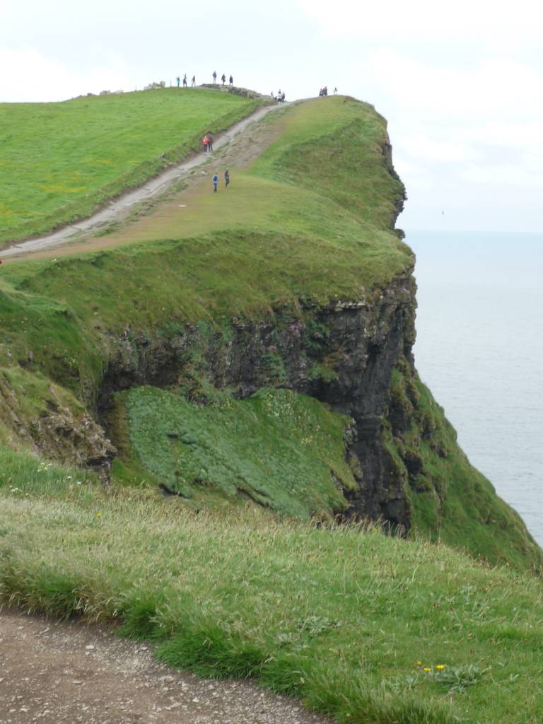 https://mdw-travel-data-us-east-1.s3.amazonaws.com/img/country/Ireland/The-Cliffs-of-Moher-Coastal-Walk/img_03.jpg