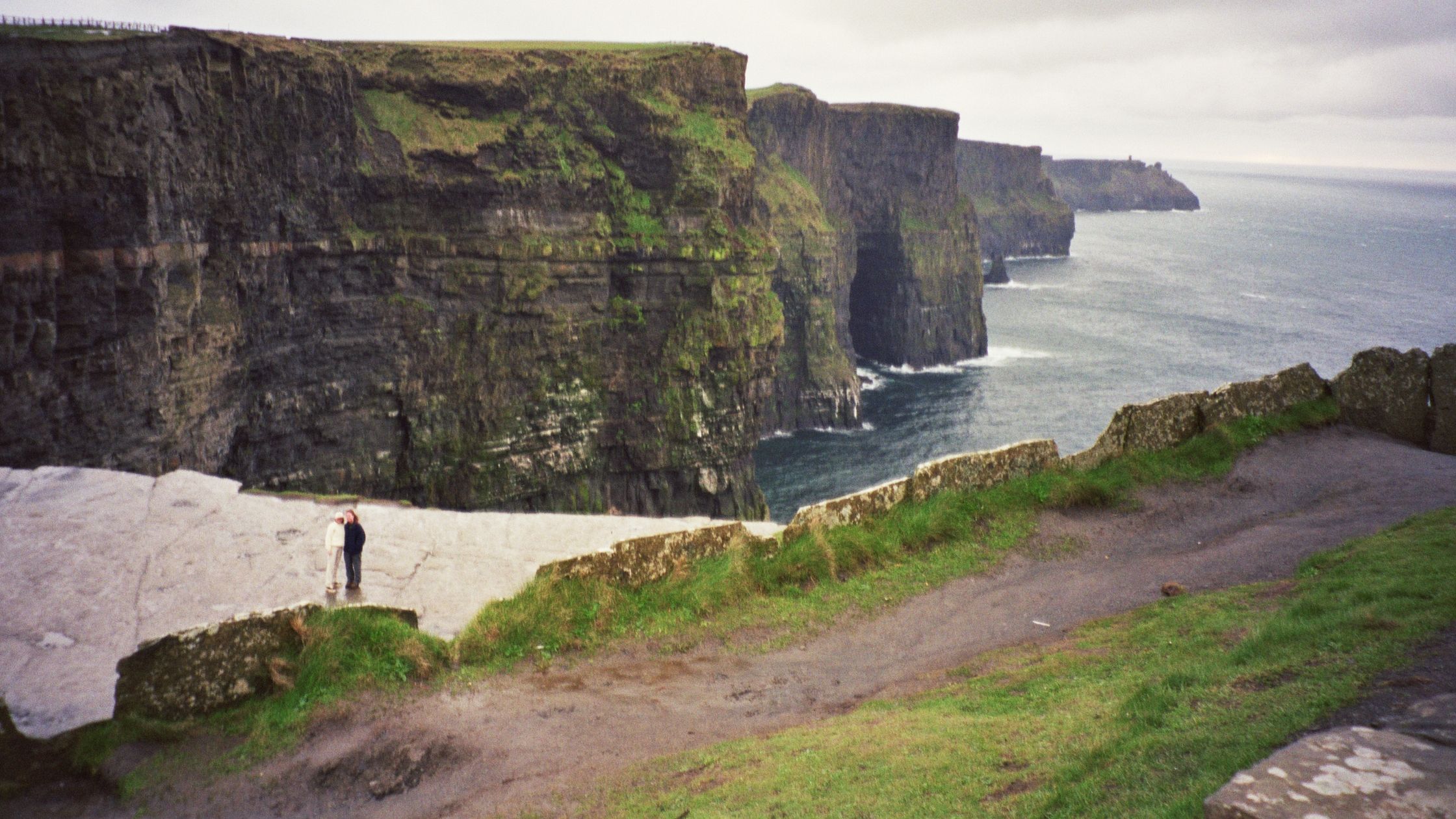 https://mdw-travel-data-us-east-1.s3.amazonaws.com/img/country/Ireland/The-Cliffs-of-Moher/img_02.jpg