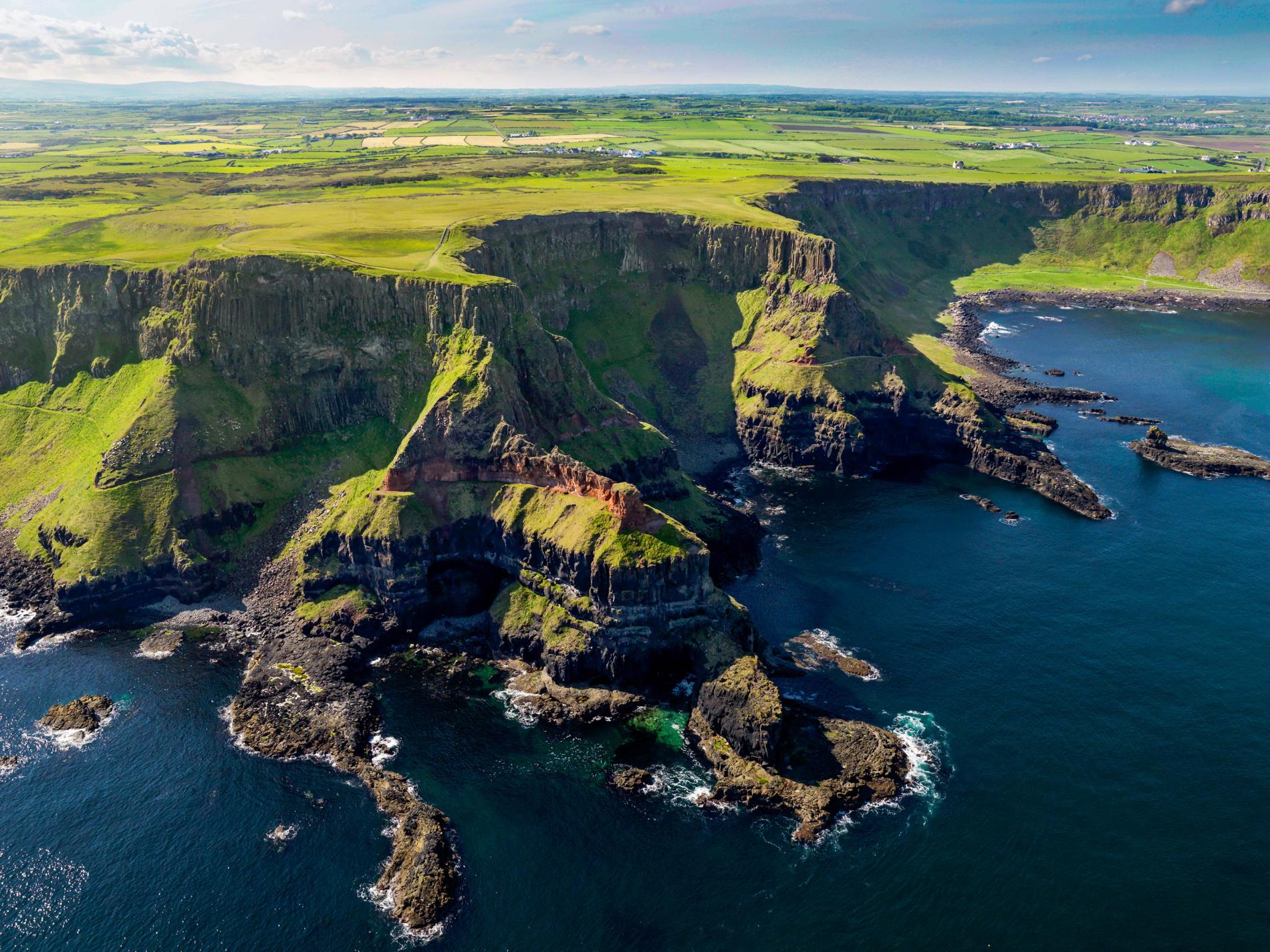 https://mdw-travel-data-us-east-1.s3.amazonaws.com/img/country/Ireland/The-Coast-Road-Walk/img_01.jpg