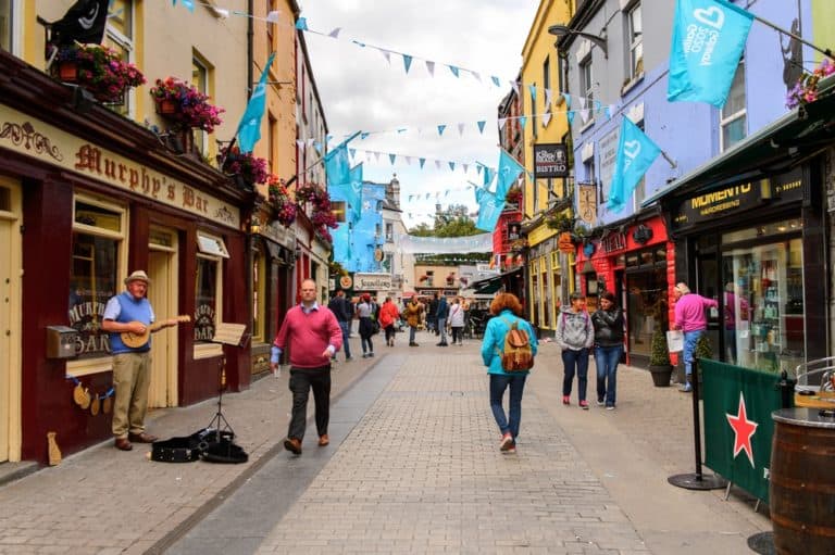 https://mdw-travel-data-us-east-1.s3.amazonaws.com/img/country/Ireland/The-Quay-Gallery/img_03.jpg