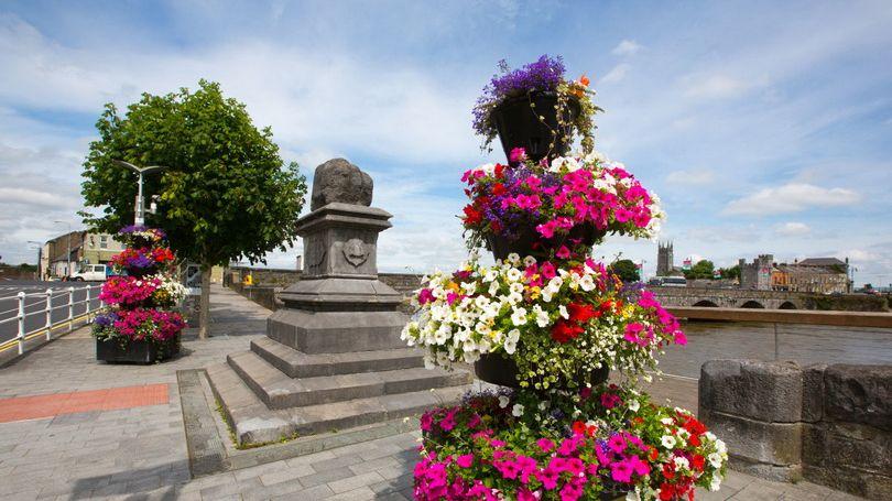 https://mdw-travel-data-us-east-1.s3.amazonaws.com/img/country/Ireland/The-Treaty-Stone/img_02.jpg