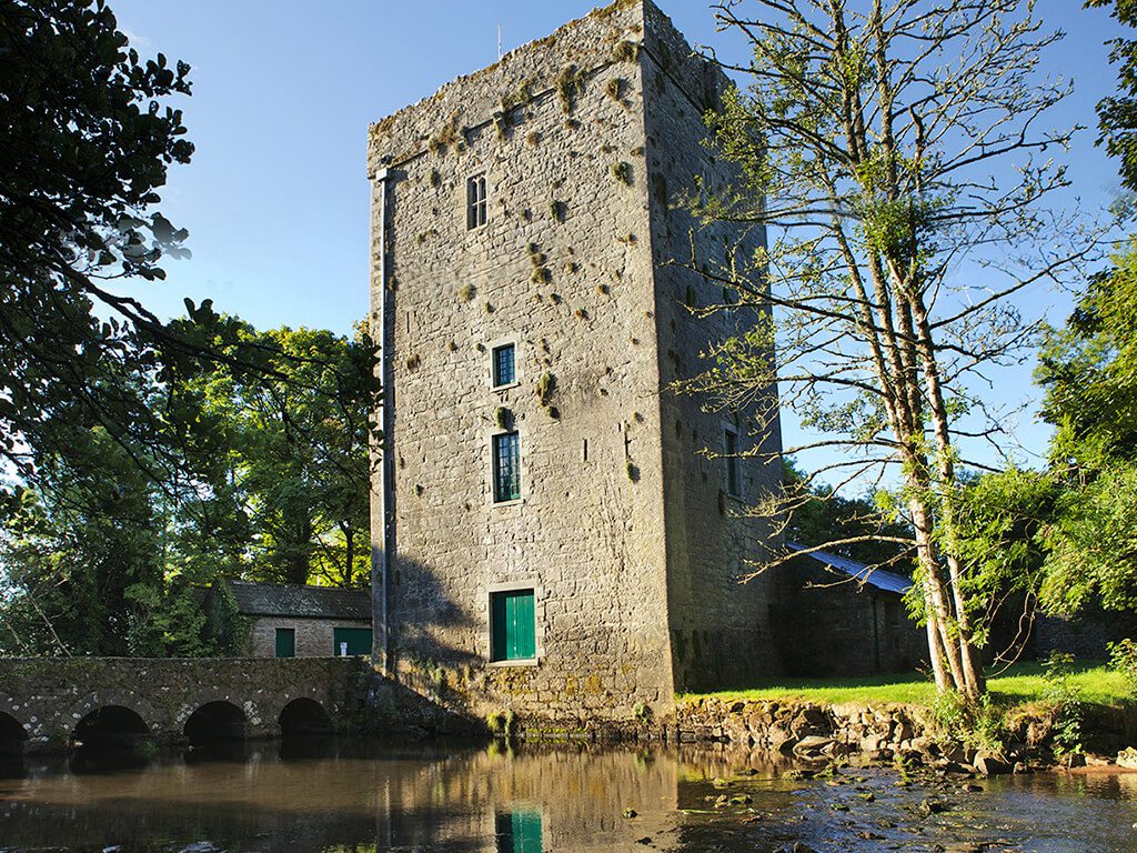 https://mdw-travel-data-us-east-1.s3.amazonaws.com/img/country/Ireland/Thoor-Ballylee/img_02.jpg