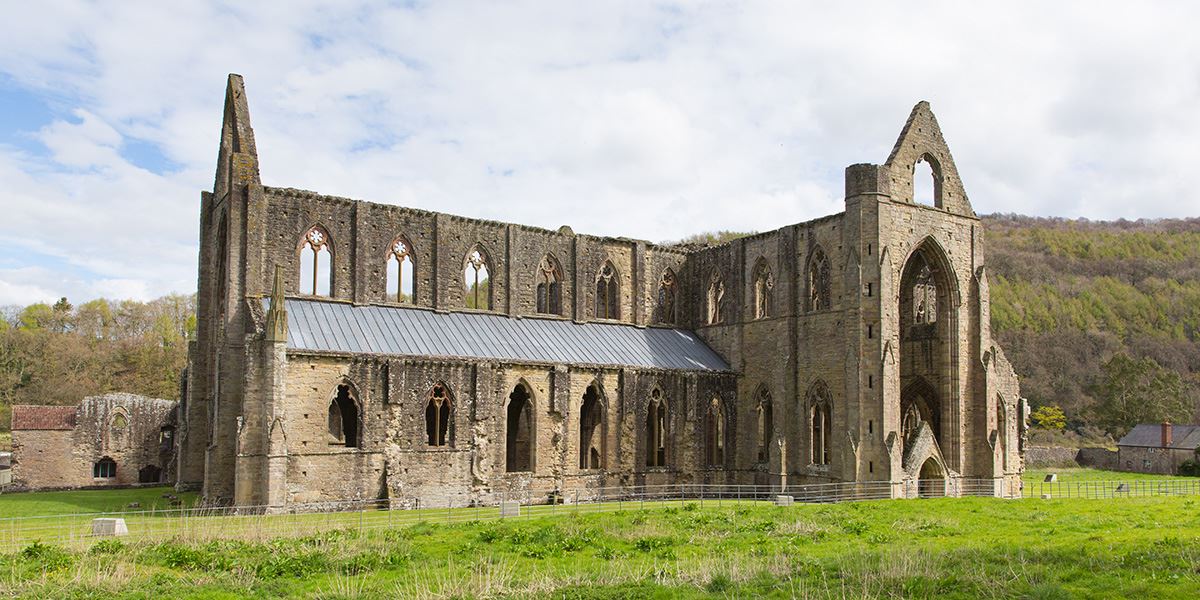 https://mdw-travel-data-us-east-1.s3.amazonaws.com/img/country/Ireland/Tintern-Abbey/img_02.jpg