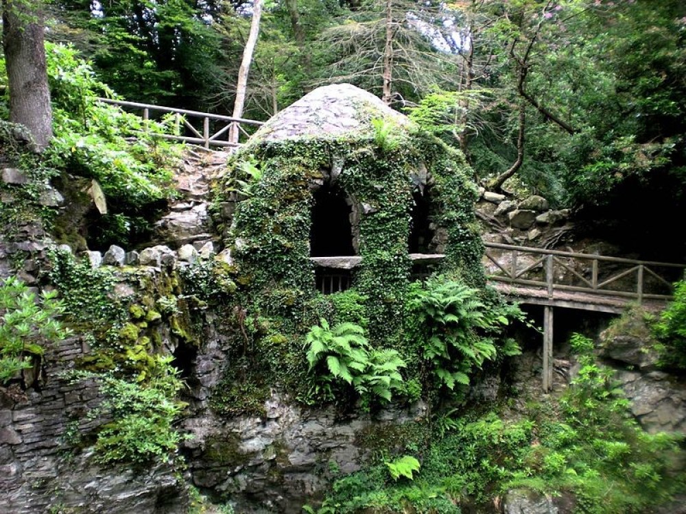 https://mdw-travel-data-us-east-1.s3.amazonaws.com/img/country/Ireland/Tollymore-Forest-Park/img_03.jpg