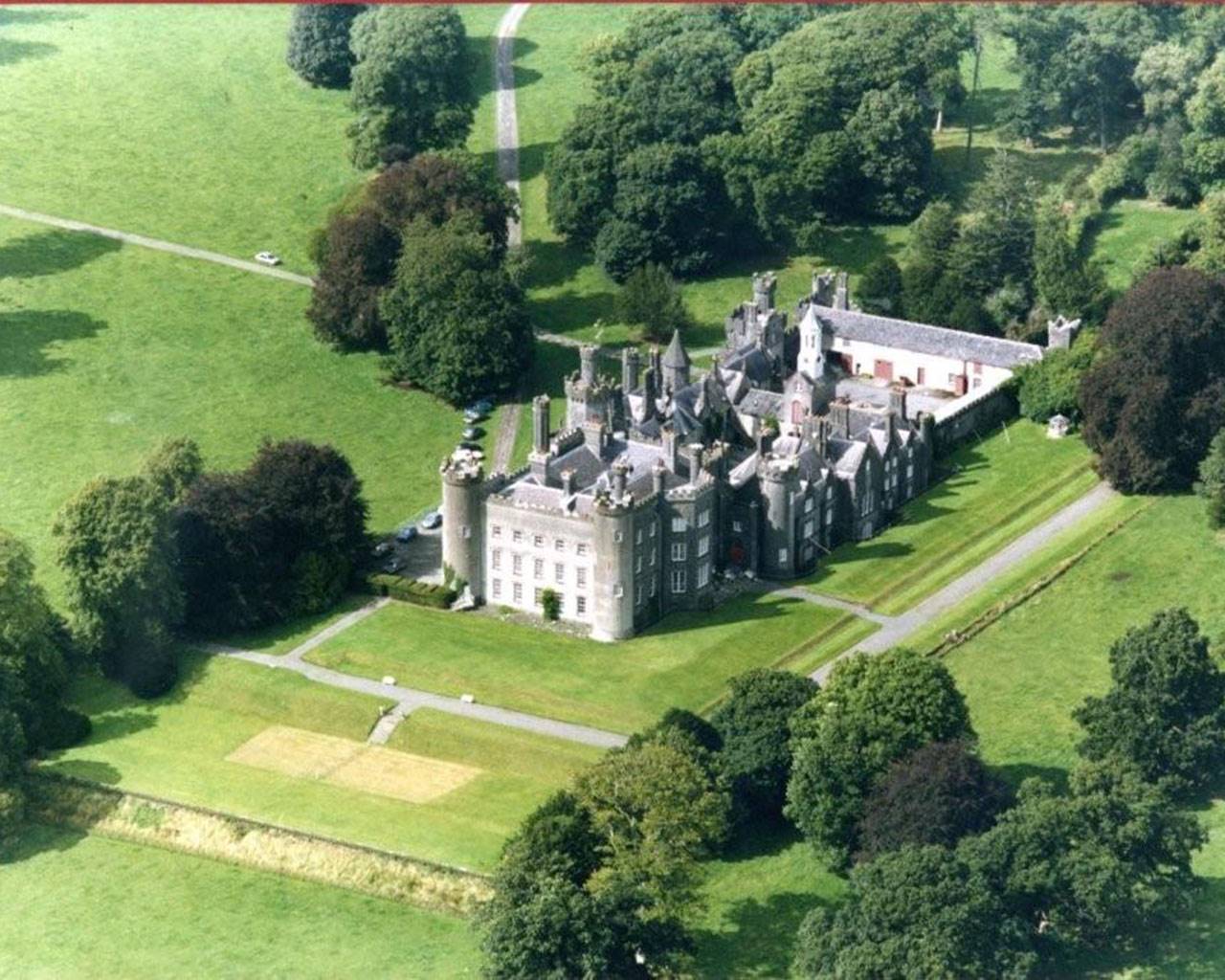 https://mdw-travel-data-us-east-1.s3.amazonaws.com/img/country/Ireland/Tullynally-Castle-and-Gardens/img_01.jpg