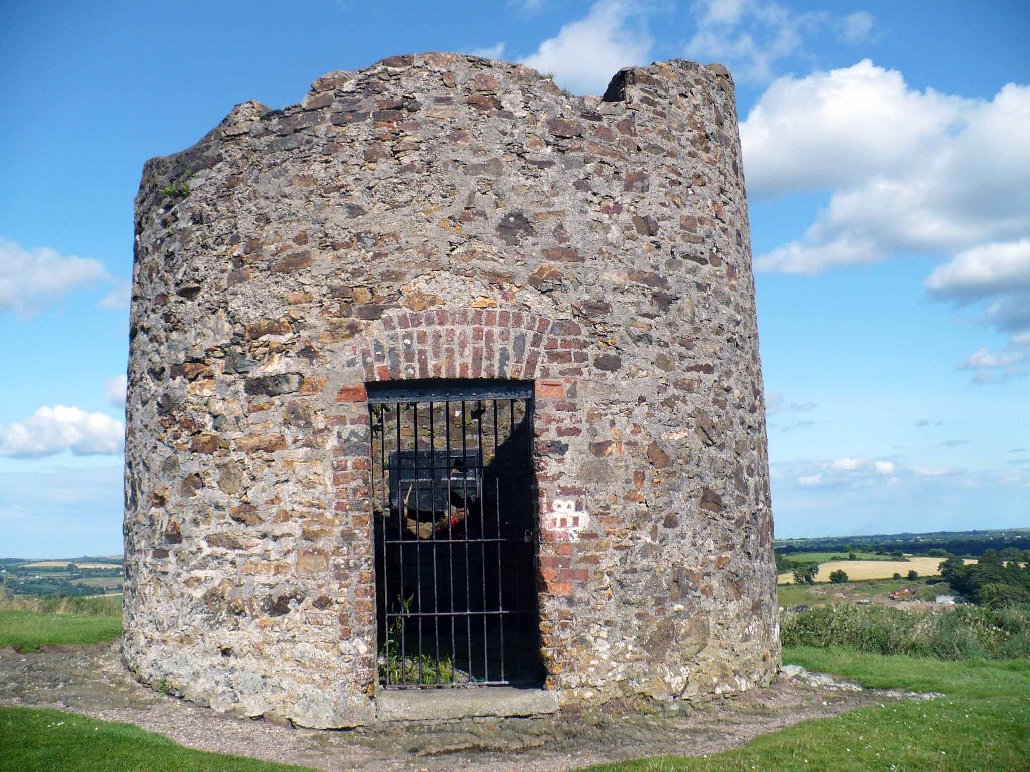 https://mdw-travel-data-us-east-1.s3.amazonaws.com/img/country/Ireland/Vinegar-Hill/img_00.jpg