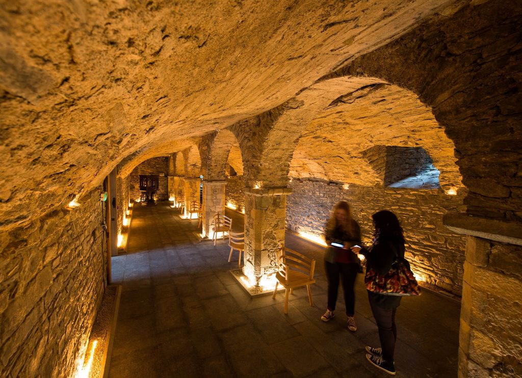 https://mdw-travel-data-us-east-1.s3.amazonaws.com/img/country/Ireland/Waterford-Museum-of-Treasures/img_01.jpg