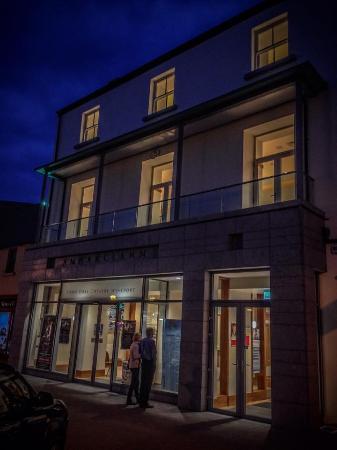 https://mdw-travel-data-us-east-1.s3.amazonaws.com/img/country/Ireland/Westport-Town-Hall-Theatre/img_01.jpg