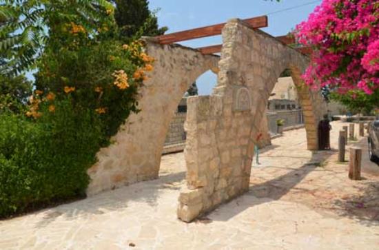 https://mdw-travel-data-us-east-1.s3.amazonaws.com/img/country/Israel/Ein-Hod-Artists-Village/img_00.jpg