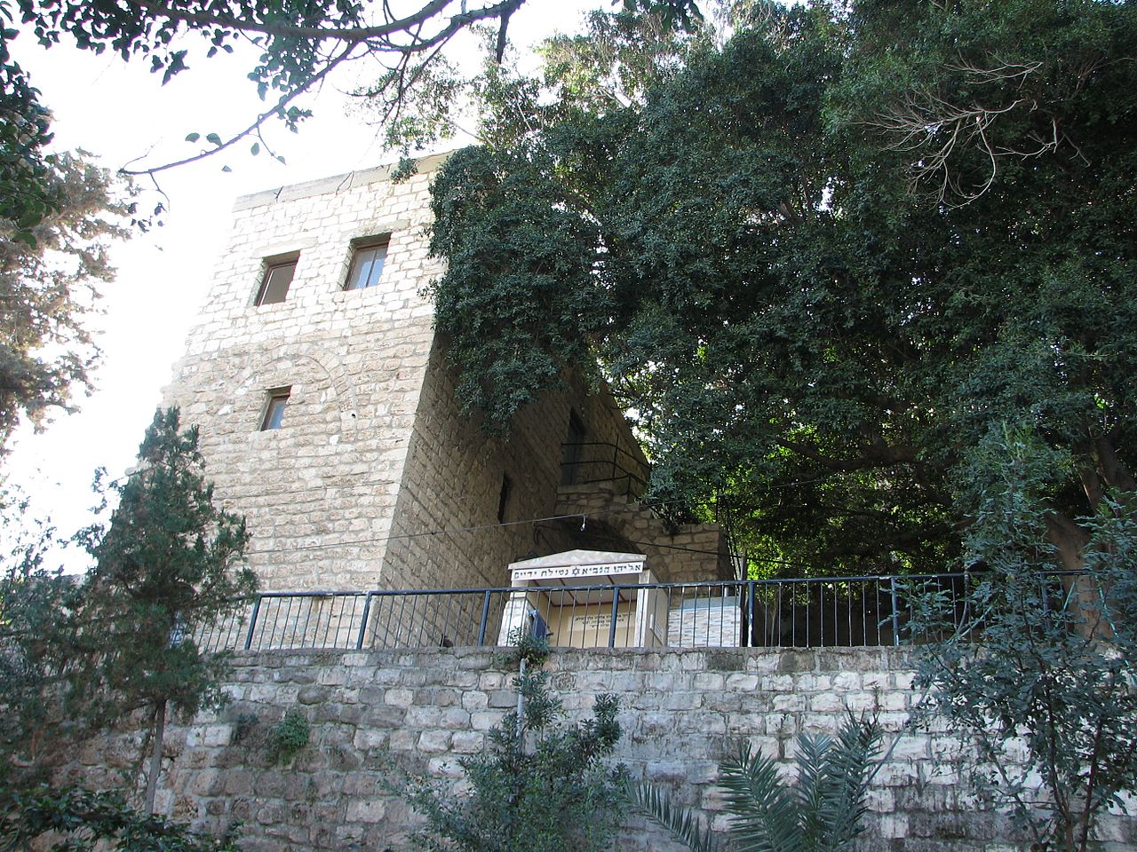 https://mdw-travel-data-us-east-1.s3.amazonaws.com/img/country/Israel/Elijahs-Cave/img_03.jpg
