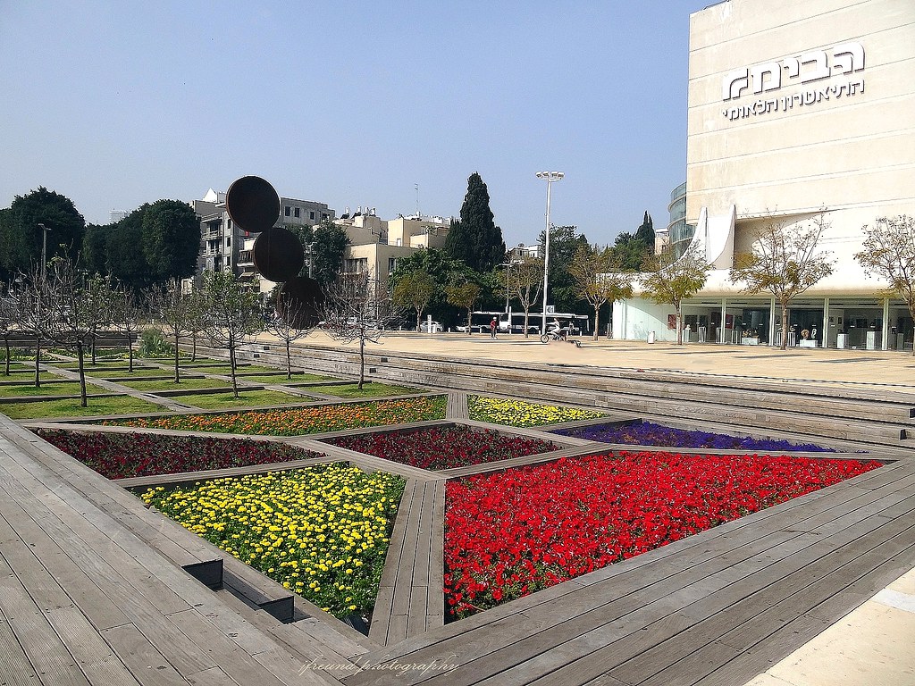 https://mdw-travel-data-us-east-1.s3.amazonaws.com/img/country/Israel/Habima-Square/img_02.jpg