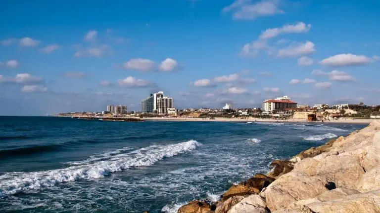 https://mdw-travel-data-us-east-1.s3.amazonaws.com/img/country/Israel/Herzliya-Mall/img_00.jpg