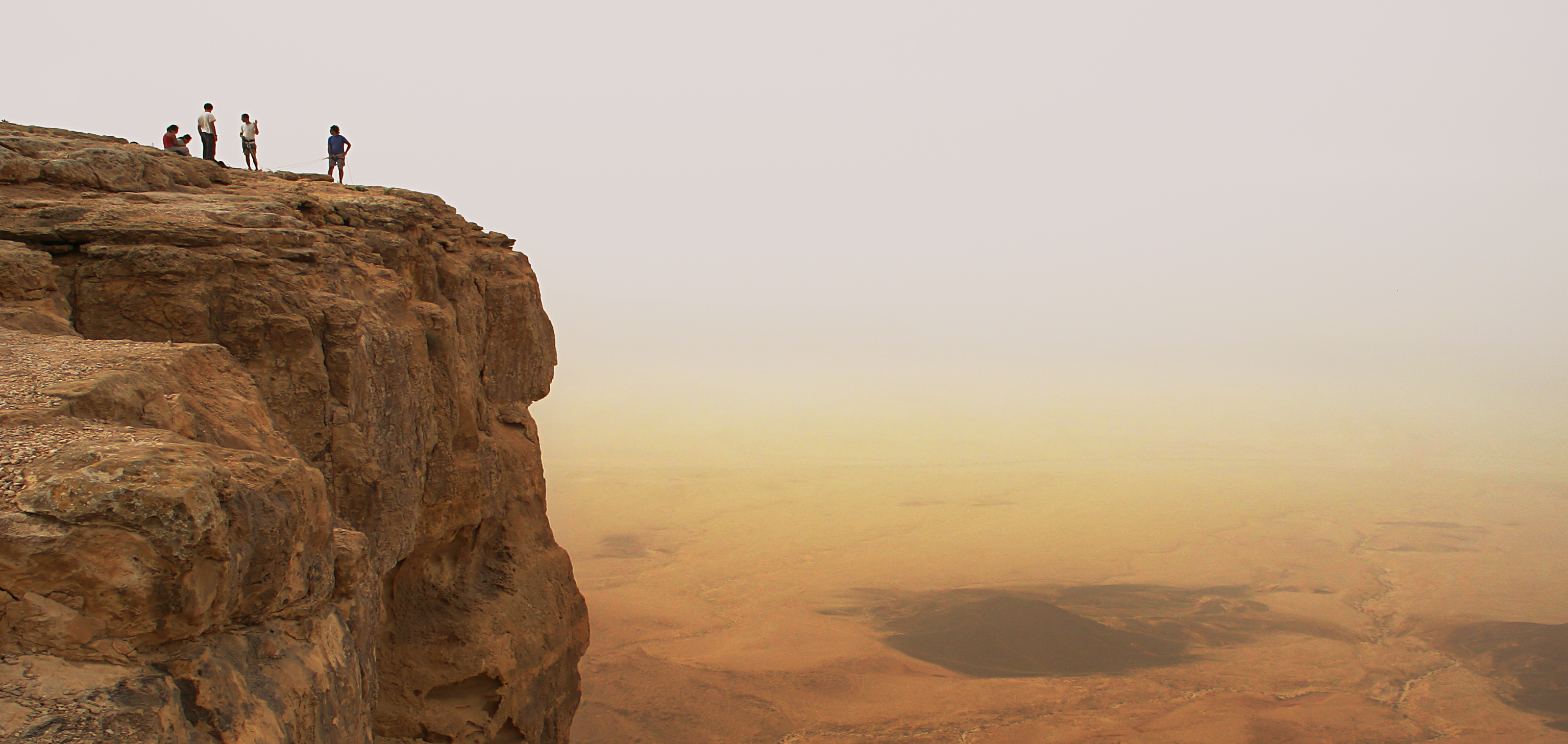 https://mdw-travel-data-us-east-1.s3.amazonaws.com/img/country/Israel/Makhtesh-Ramon/img_02.jpg
