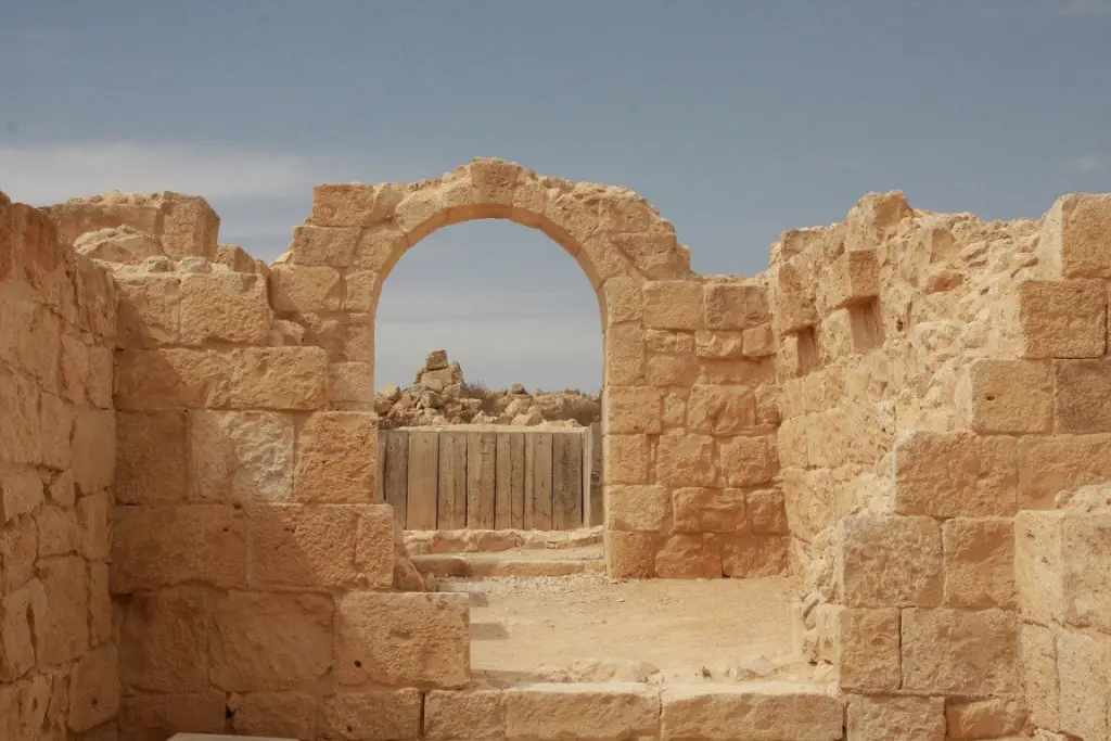 https://mdw-travel-data-us-east-1.s3.amazonaws.com/img/country/Israel/Makhtesh-Ramon/img_03.jpg