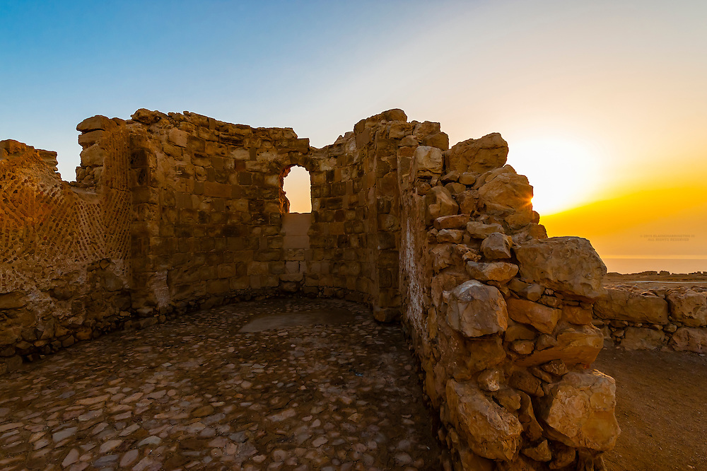 https://mdw-travel-data-us-east-1.s3.amazonaws.com/img/country/Israel/Masada-National-Park/img_01.jpg
