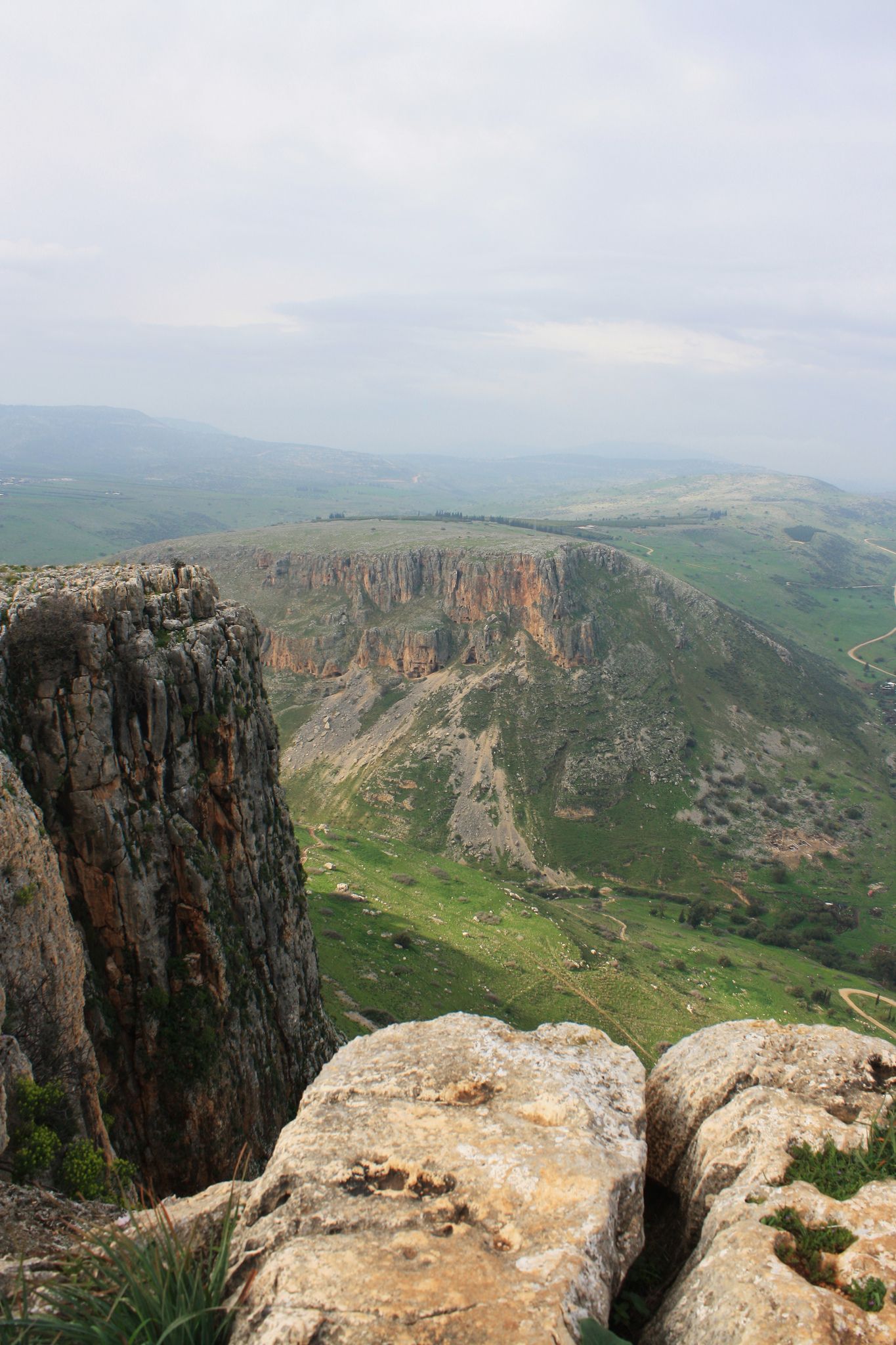 https://mdw-travel-data-us-east-1.s3.amazonaws.com/img/country/Israel/Mount-Arbel/img_01.jpg