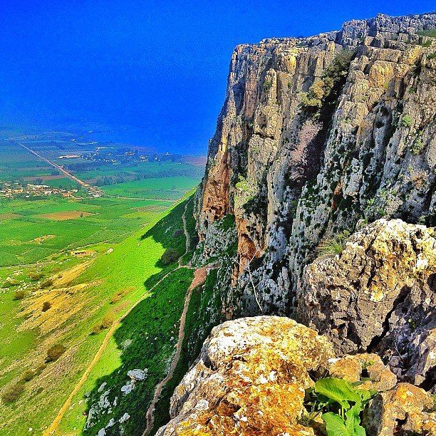 https://mdw-travel-data-us-east-1.s3.amazonaws.com/img/country/Israel/Mount-Arbel/img_02.jpg