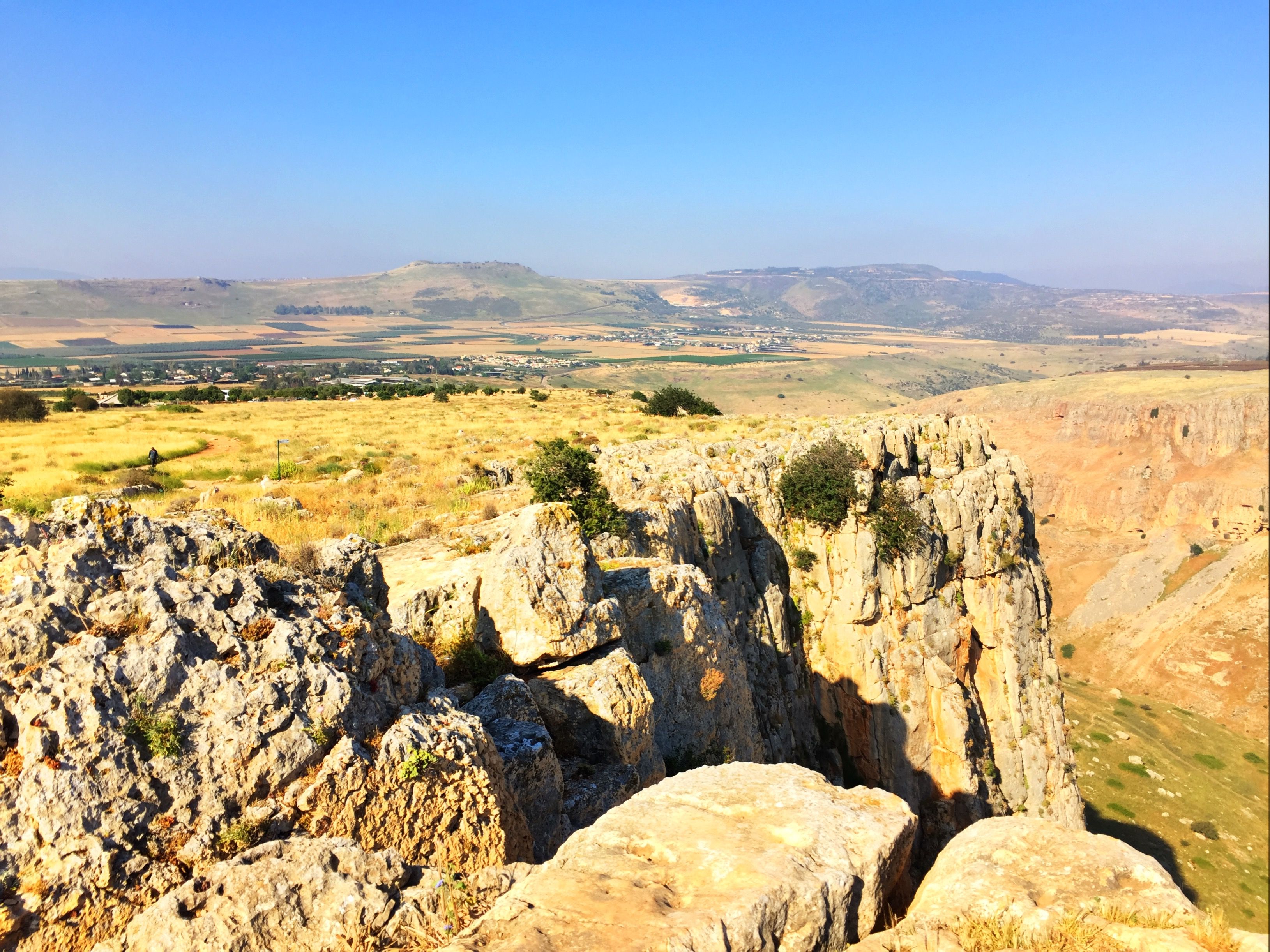 https://mdw-travel-data-us-east-1.s3.amazonaws.com/img/country/Israel/Mount-Arbel/img_03.jpg
