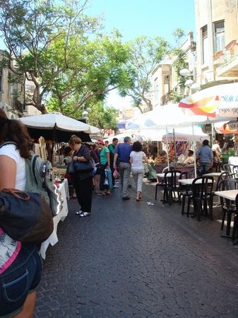 https://mdw-travel-data-us-east-1.s3.amazonaws.com/img/country/Israel/Nachlat-Binyamin-Pedestrian-Mall/img_02.jpg