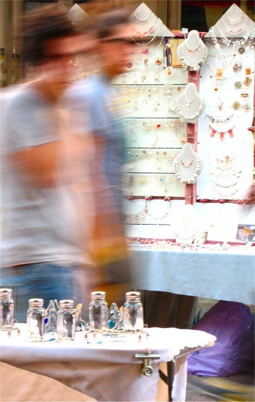 https://mdw-travel-data-us-east-1.s3.amazonaws.com/img/country/Israel/Nahalat-Binyamin-Arts-and-Crafts-Fair/img_03.jpg