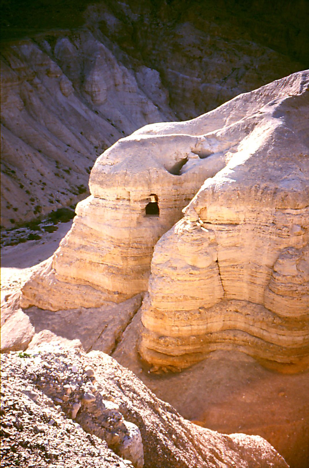 https://mdw-travel-data-us-east-1.s3.amazonaws.com/img/country/Israel/Qumran-Caves/img_02.jpg