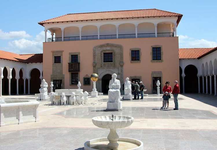 https://mdw-travel-data-us-east-1.s3.amazonaws.com/img/country/Israel/Ralli-Museum-Caesarea/img_02.jpg