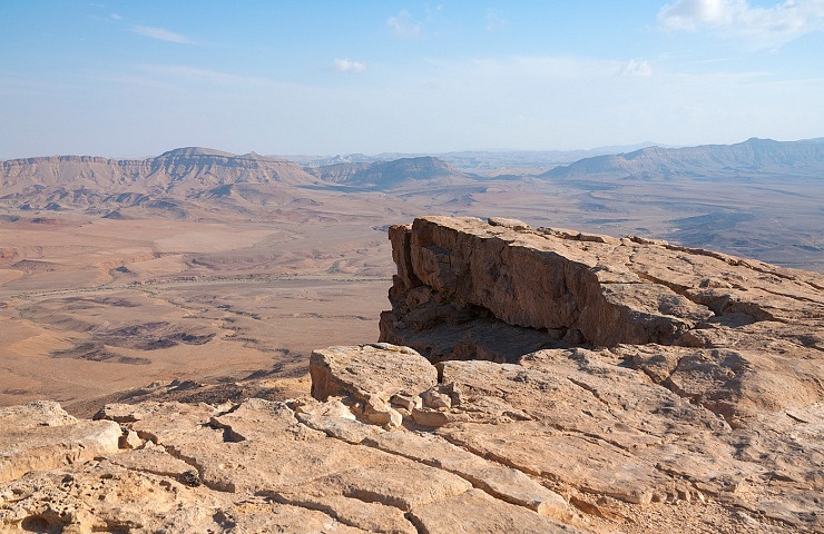 https://mdw-travel-data-us-east-1.s3.amazonaws.com/img/country/Israel/Ramon-Crater/img_02.jpg